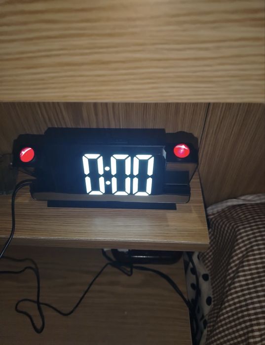 СРОЧНО! Электронные часы, будильник, с проектором.