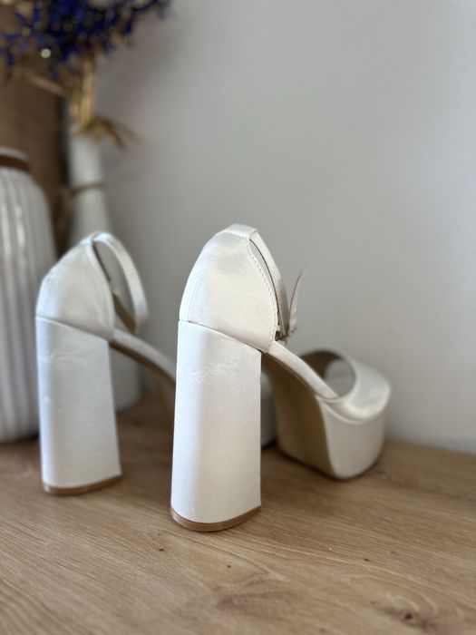 Високи обувки с платформа