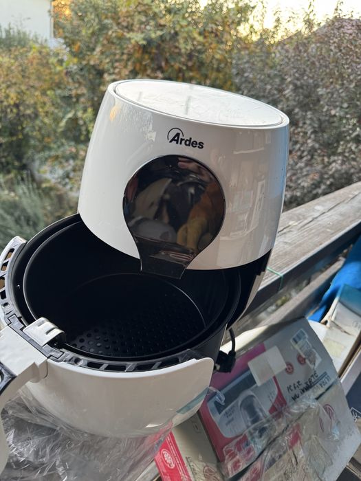 Friteuza air fryer ardes noua cu defect din fabricatie nu porneste