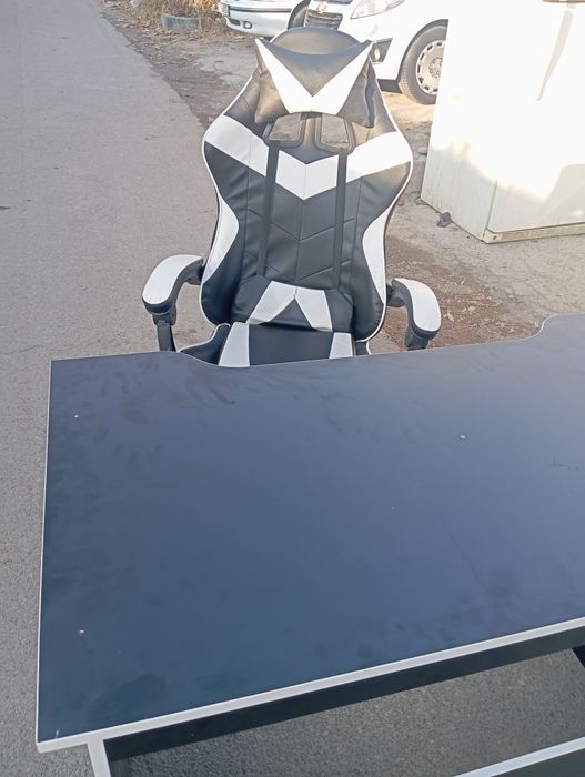 Срочно продаю кресло и стол комплект в идеальном состоянии