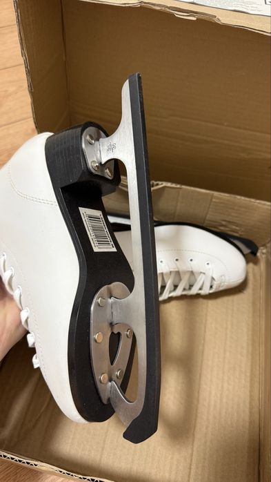 Продам коньки новые