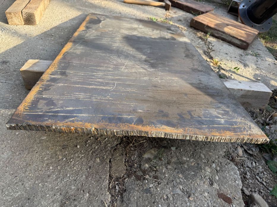 Plăci metalice tablă groasă hală garaj structură stalpi