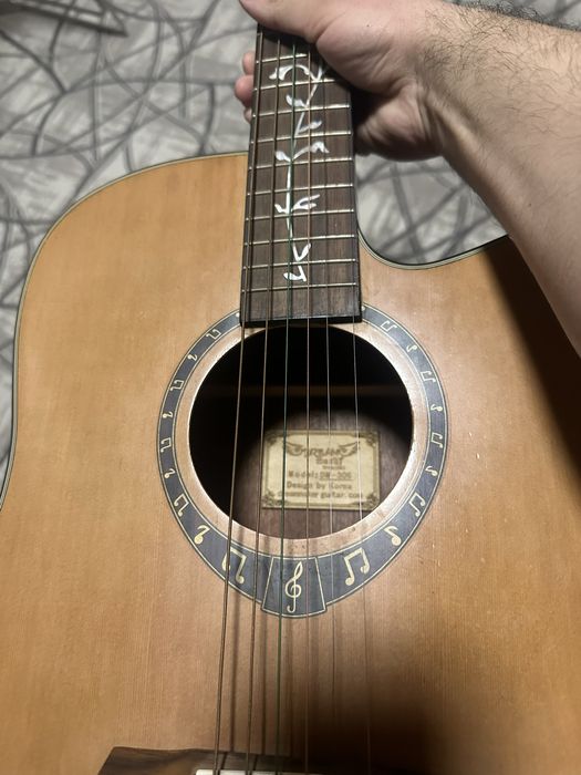 Koreyada ishlab chiqarilgan gitara. Holati o’rta. Sovuqda qolib ketdi