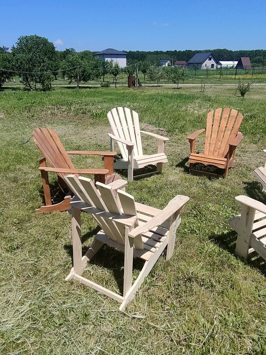 Scaune de grădină model Adirondack.