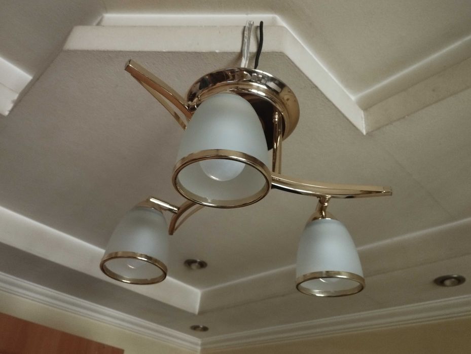 Продам 3-рожковую люстру.