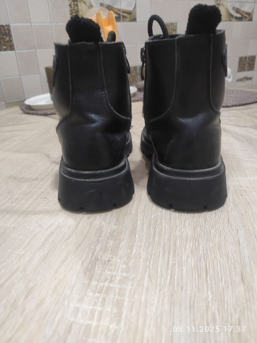 Теплые ботинки (кожанные) -33 разм,красовки с шипами для спорта 33 раз