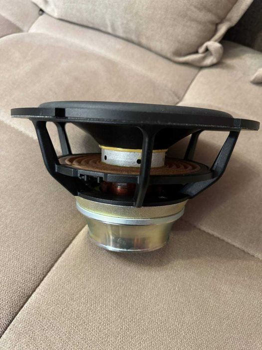 Динамики из Dynaudio Confidence 60 (мидбасы, вуферы)
