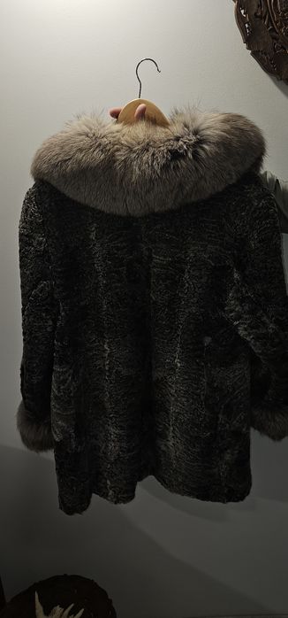 Haina de blana astrahan cu vulpe polara