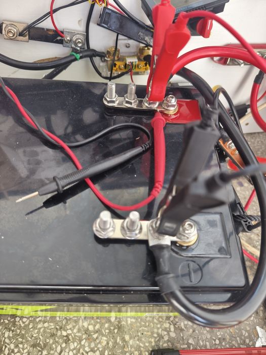 Lifepo4 12v 100ah батерия с блутут и една голяма