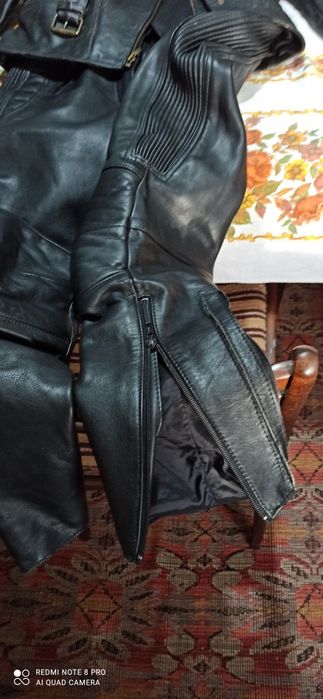 Якета и панталони за мотоциклет от естествена кожа.