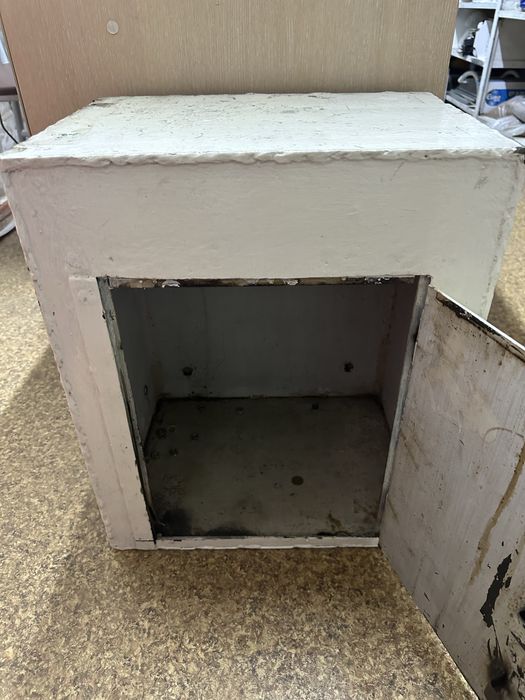 Продам сейф металлический