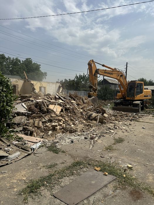 Демонтаж и снос зданий и выемка котлована
