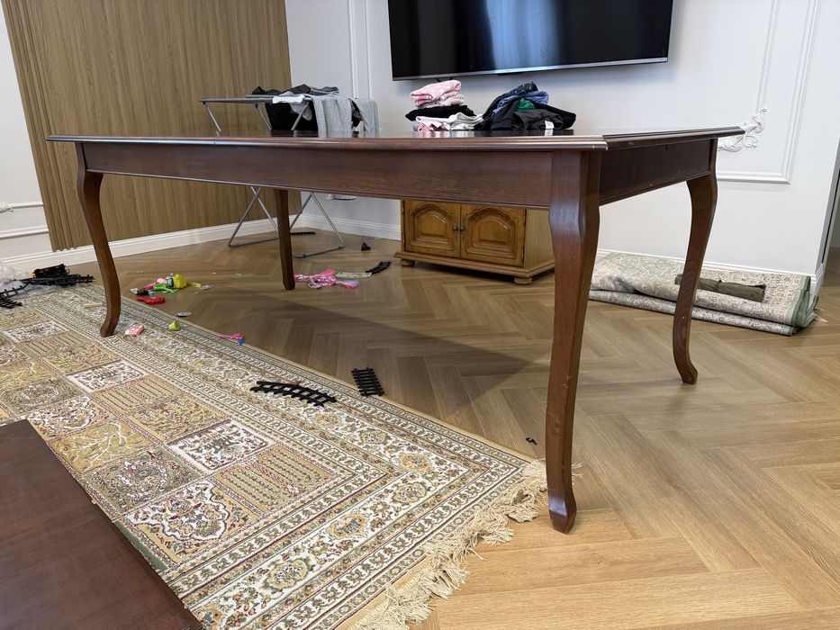 Стол и 10 стульев