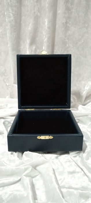 Futlar Karobkalar . Siz hohlagan razmerda xiberamiz.