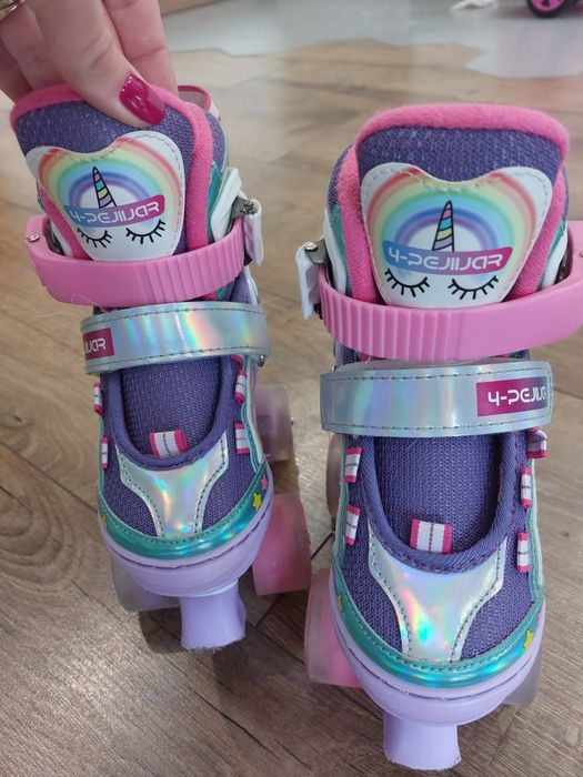 Светещи ролкови кънки