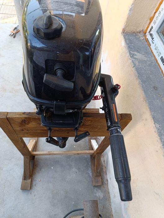 Продавам надуваема лодка Z-ray series 400, заедно с двигател  Genovo power four storke 5 кс. с.