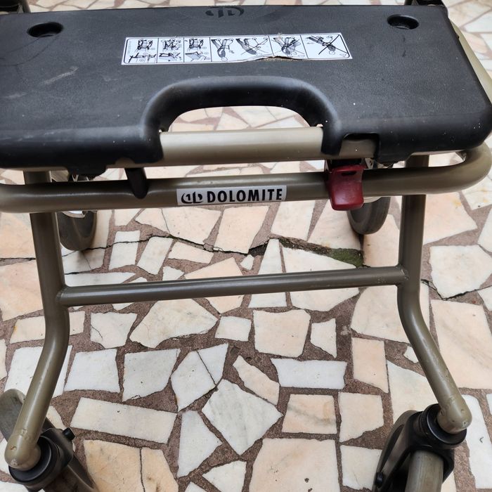 Vând cadru de mers cu rotile