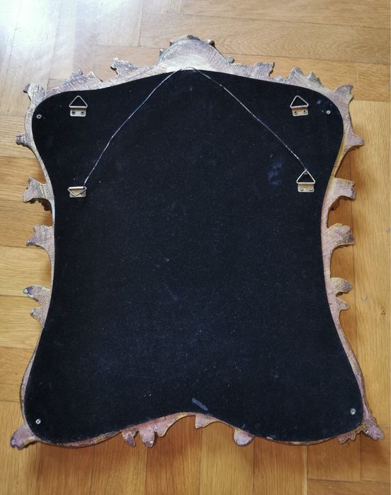 Огледало с височина 45 см и ширина 35 см супер стилно с гръб от плюш