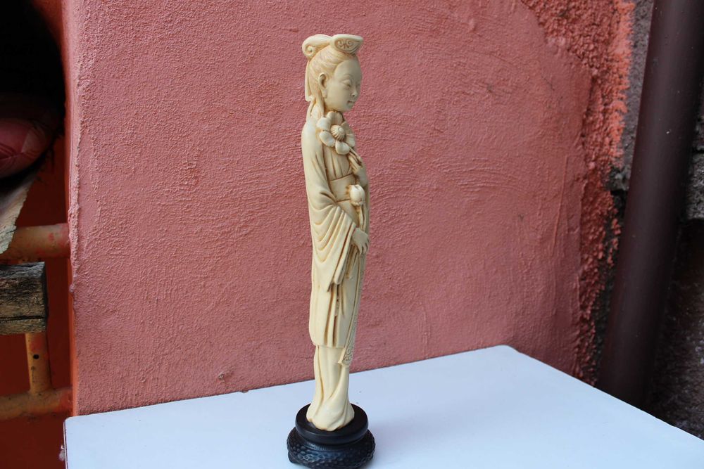 Figurina CHINA - GUANYIN, baza lemn, lucrata manual