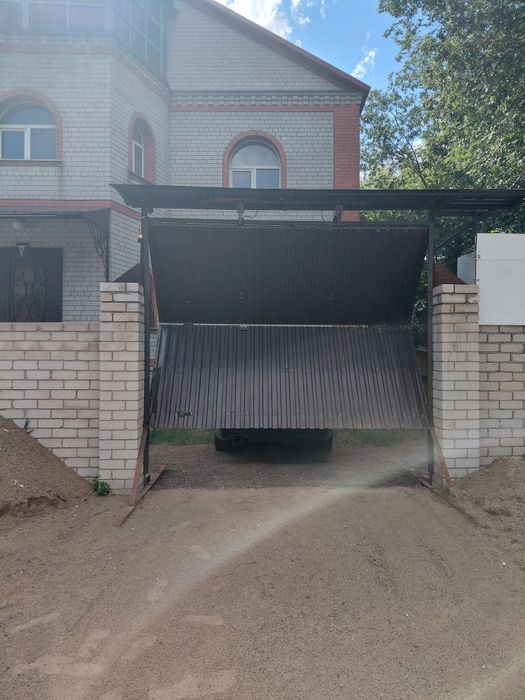 Ворота подъёмные, автоматические.