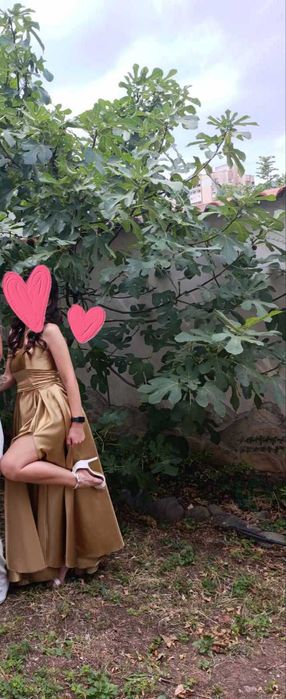 Златна сатенена рокля