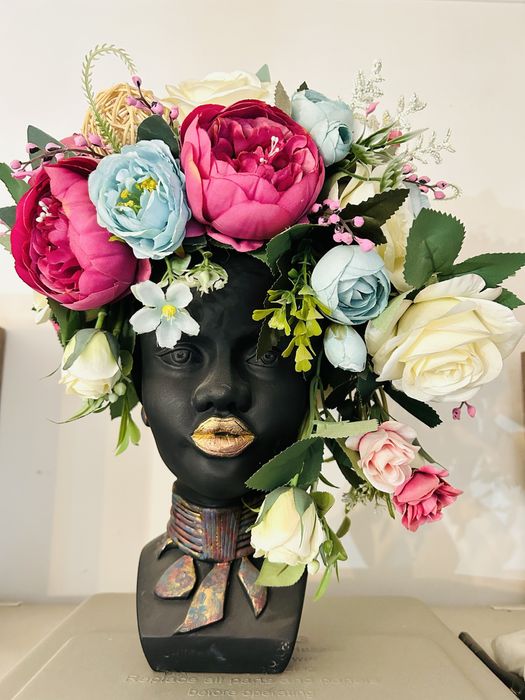 Кашпо с искусственными цветами