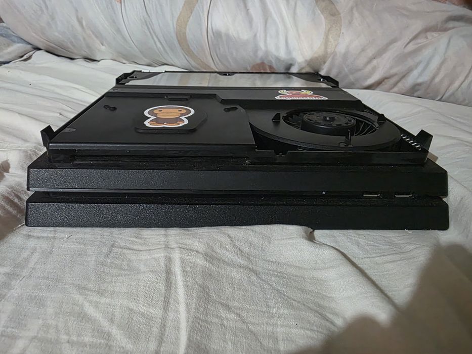 Vând PlayStation 4 pro