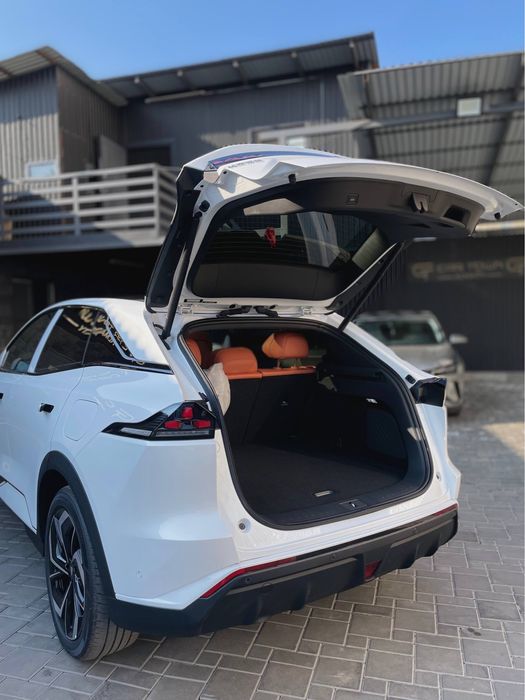 Белая машина Диипал