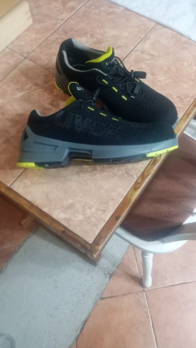 Pantofi cu bombeu Uvex.