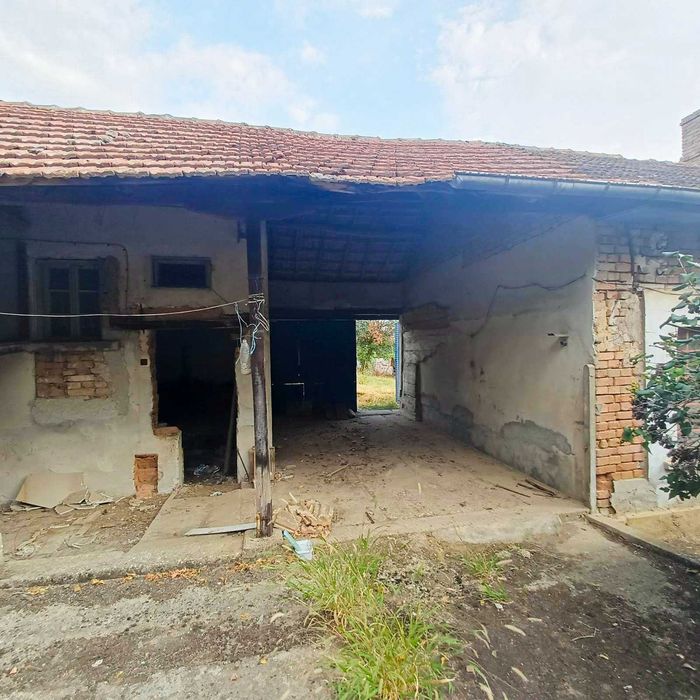 Продавам първия етаж от къща в с. Бръшляница | 80 кв.м + двор 1710 кв.м | 24 км от Плевен | 11 990 €