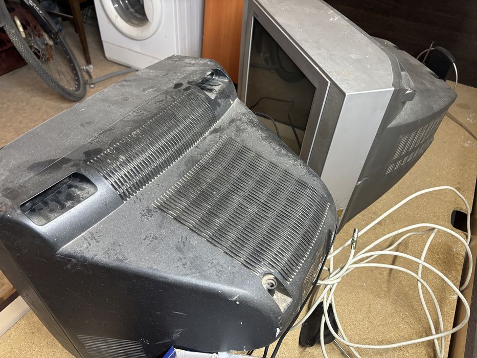 Два телевизора работающие