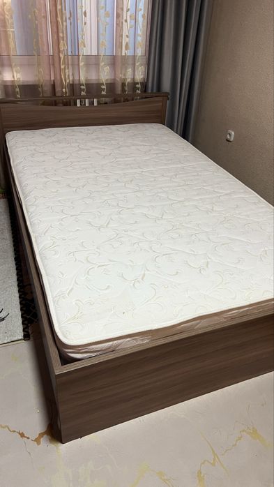 Кровать с матрасам