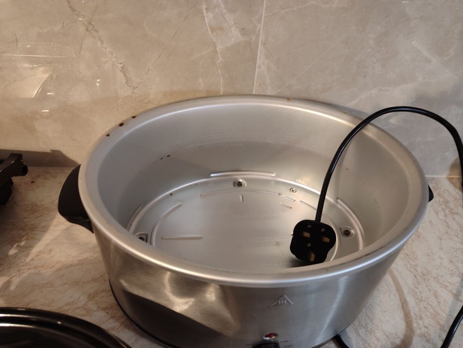 Slow cooker cu capac