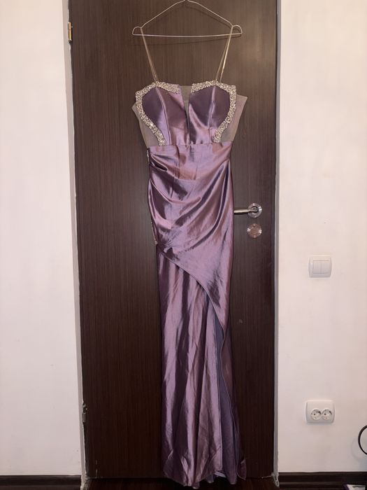 Rochie de seară elegantă – mov satinat, cu aplicații strălucitoare