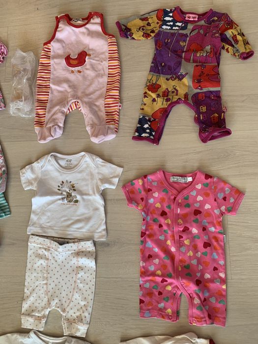 Vand lot haine bebe(1-2 luni) superbe.