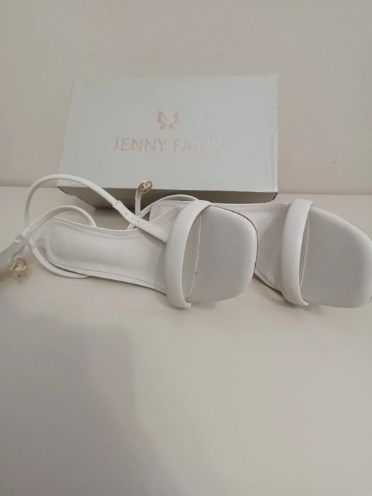 Продавам дамски сандали