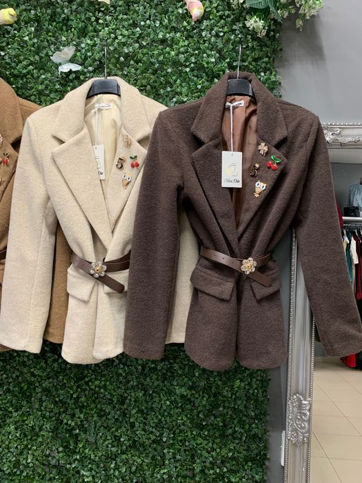 Прекрасни зимни сака/палта с брошки и колан бижу