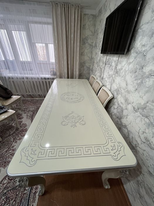 Стол в гостинную