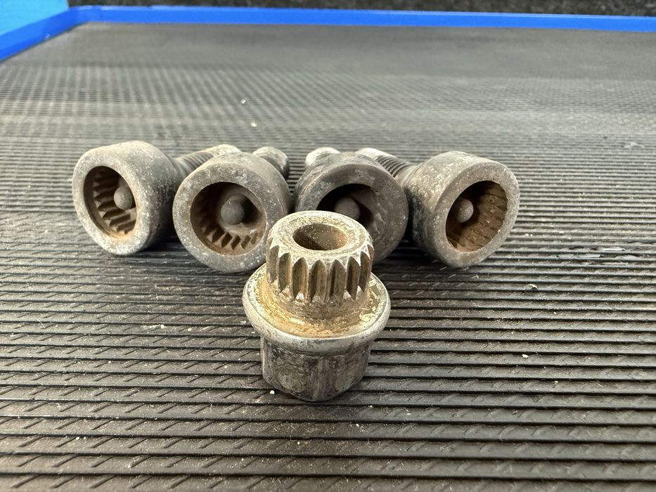 Секретни болтове BMW OEM M12x1.5