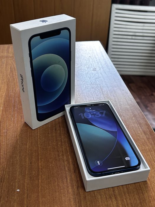 iPhone 12 с документом , синий цвет