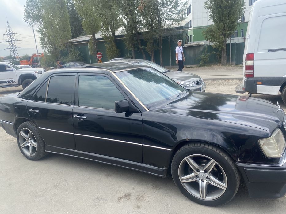 Машина  124 мерс