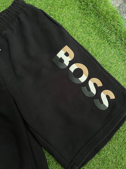 Мъжки къси панталонки : HUGO BOSS XXL