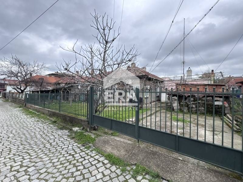ЕКСКЛУЗИВНО! ЕРА ДРЪСТЪР предлага за продажба къща в района на "Трите