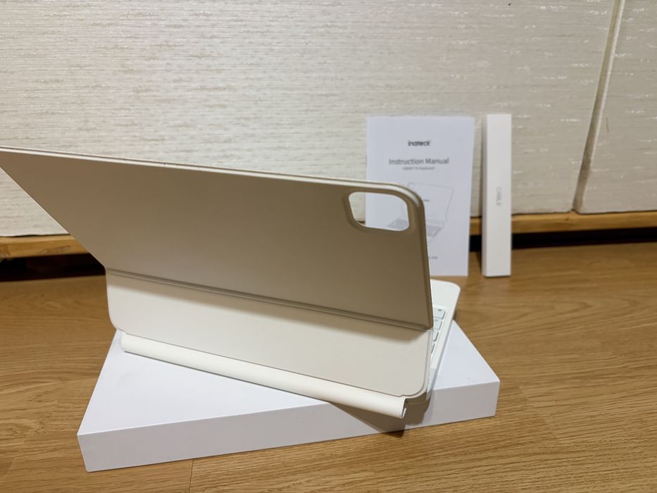 Husă cu tastatură pentru iPad nouă!