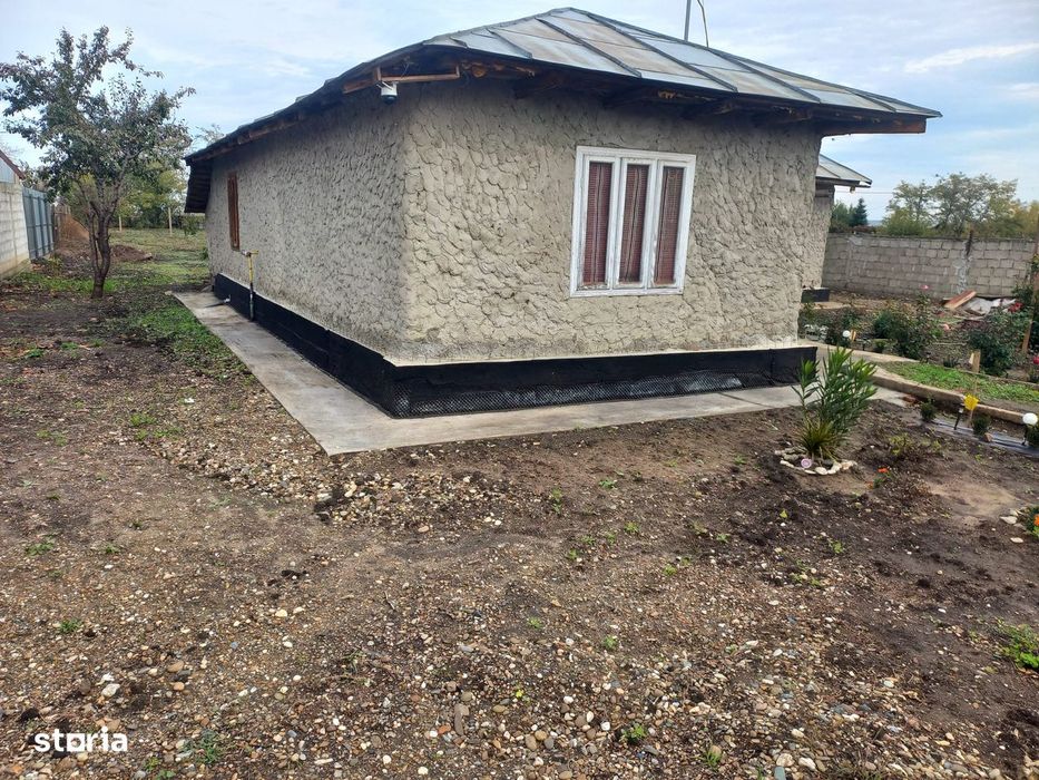 Casă cu 4 camere, curte mare, preț accesibil