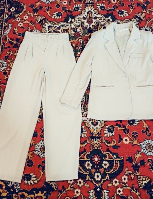 Kostyum shim sotiladi