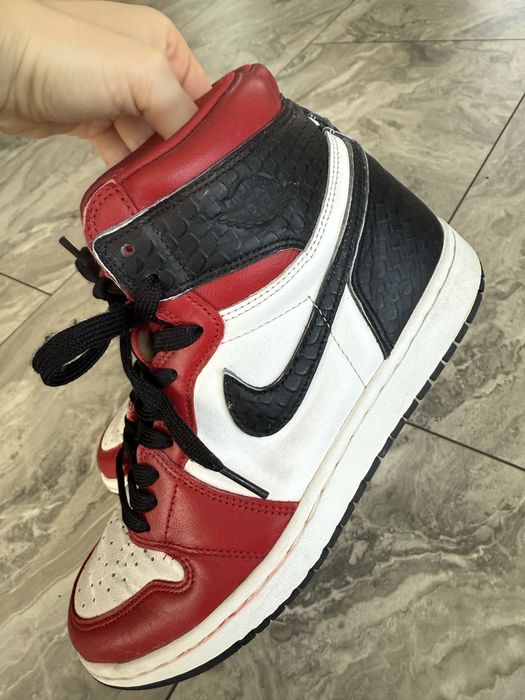 Air Jordan 1 Retro High Satin Snake Chicago