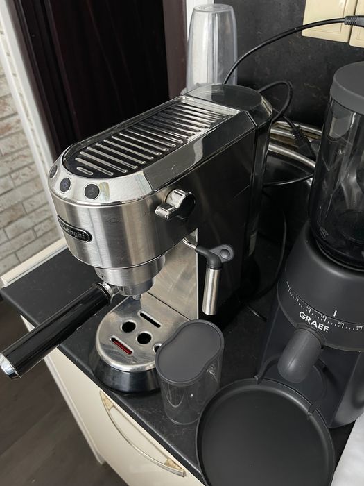 Кафемашина Delonghi Dedica + Конусна кафемелачкаDelonghi