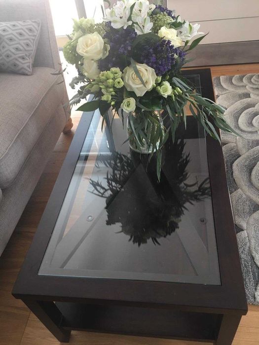 Масивна маса за хол със стъкло