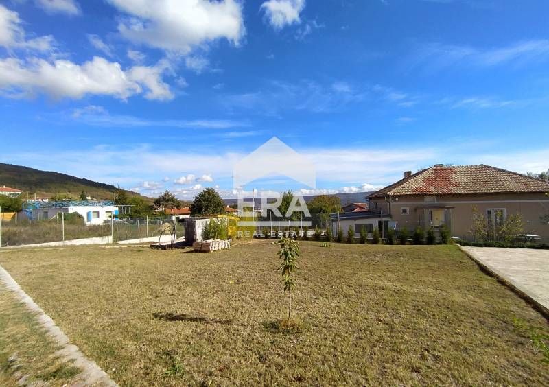 Двуетажна, завършена до ключ къща за продажба, в нов затворен тип комп